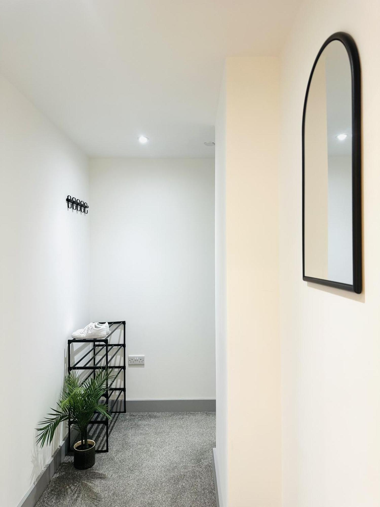 301 Grosvenor House Apartment