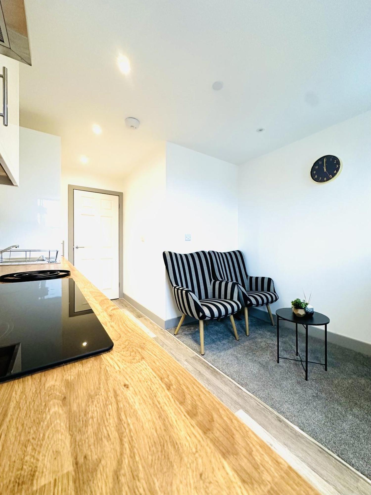 301 Grosvenor House Apartment